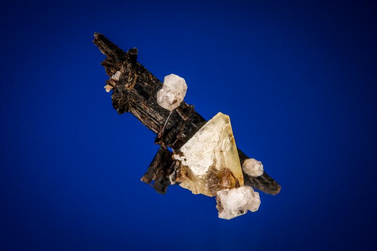 GENTHELVITE on AEGIRINE